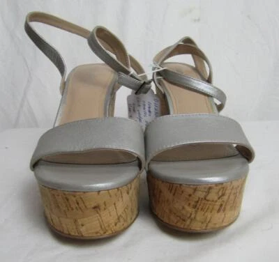 Cuñas de corcho de cuero plateado Charles by Charles David talla 9,5" usadas en excelente estado DH2303 Foto 1 de 4