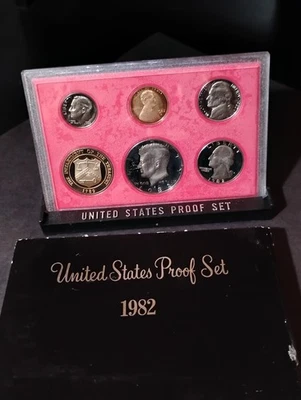 1982 S US Mint Proof Set Deep Cameo Original Display Stand - Image 1 of 3