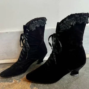 Natori schwarz Samt spitz Witchy Goth Schnürstiefeletten viktorianisch | Größe 8B - Bild 1 von 5