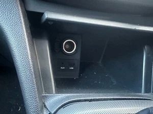 Hyundai i10 MK2 2016 puerto USB toma auxiliar - Imagen 1 de 2