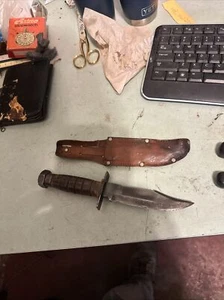VINTAGE VIETNAM WAR Era SAWBACK SURVIVAL BOWIE KNIFE & SHEATH KNIVES - Picture 1 of 6