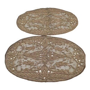 Vintage Handarbeit bestickt mit Metallfedern Beige Tischsets 2er Set 15" x 9 3/4" - Bild 1 von 10