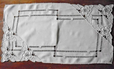 Ancien napperon centre de table  brodé richelieu - Photo 1/4