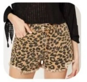 NWT Women's Leopard Print High Waist Cut Off Shorts Size 1X Denim Daisy Dukes - Picture 1 of 1
