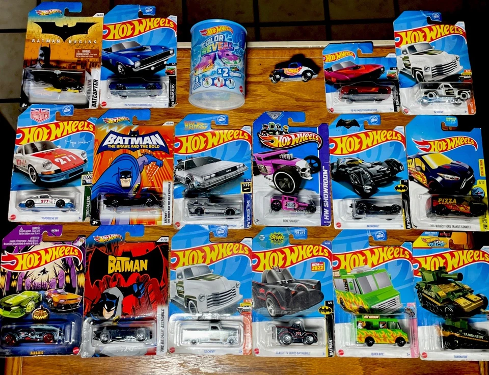 Coches y camiones fundidos a presión Hot Wheels en tarjeta nuevos en caja, revelación de color, Batman, Delorian Foto 1 de 4