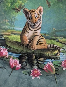 Camiseta The Mountain Para Hombre Verde Tiger Cub Lilly Pad XL Logo Retirado #1134 Nueva Sin Etiquetas - Imagen 1 de 5