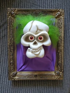 Vintage 2002 Gemmy sprechender Animatronic Totenkopf im Bilderrahmen *BESCHREIBUNG LESEN* - Bild 1 von 9