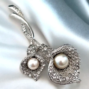 Signierte Anstecknadel Brosche Pave Kristalle silberfarben Calla Lilie signiert Ann K Nachlass 7T - Bild 1 von 3