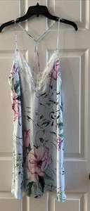 FLIEDER & LONDON GRÖSSE L BLAU mit rosa Blumen Spaghettiträger - Spitzenbesatz Negligee Neu mit Etikett - Bild 1 von 4