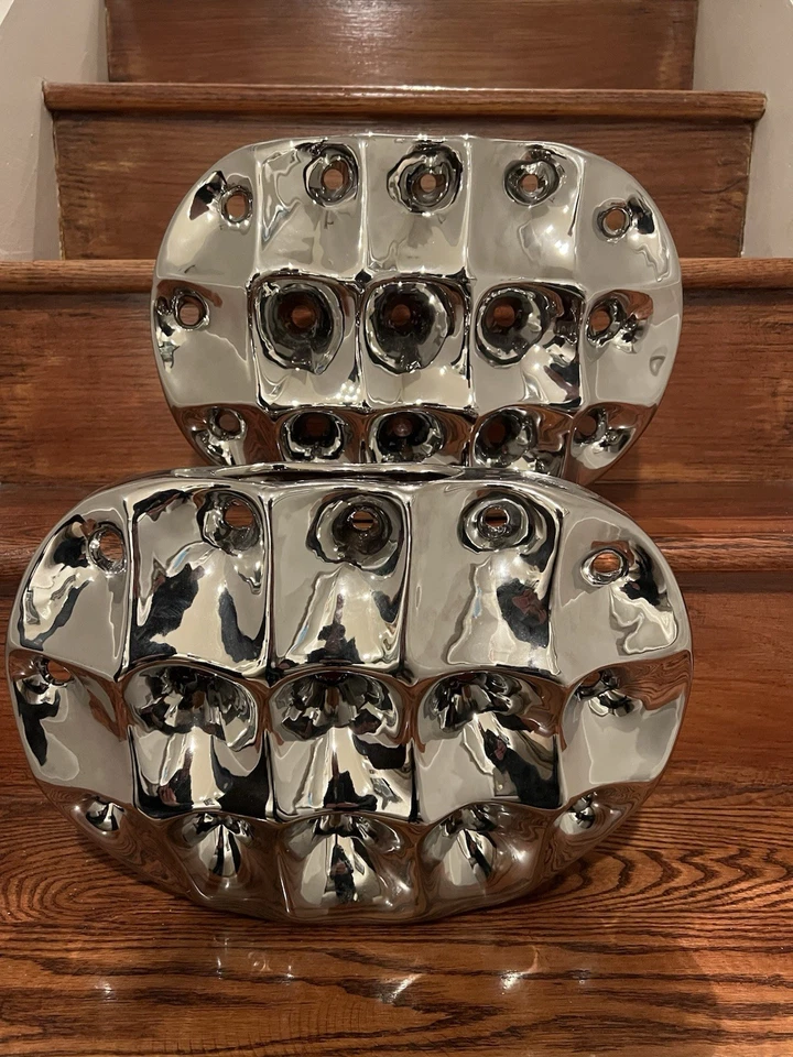 Par de jarrones modernos decorativos de cerámica con acabado plateado Foto 1 de 4