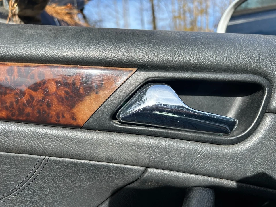 Mercedes CLK 320 1998 manija de puerta lateral del conductor y pieza de moldura Foto 1 de 4