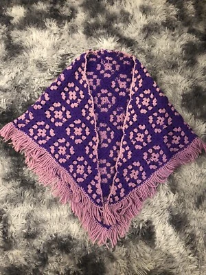 Mantón cuadrado de ganchillo boho hippie con flecos OSFM de colección años 70 púrpura/rosa hecho a mano de abuela OSFM Foto 1 de 2