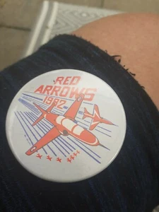 Insignia vintage de flechas rojas 1982 - Imagen 1 de 3