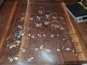 Wind & Fire Konvolut 44 silber & goldfarbene erweiterbare Armbänder gemischt einige Wiederholungen - Bild 1 von 14