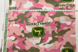 "Tela polar por yarda - logotipo de John Deere sobre fondo camuflaje rosa - 58"" de ancho" - Imagen 1 de 2