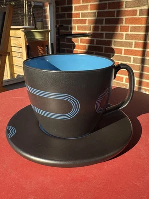 Juego de tazas y platillos retro de gres IKEA azul y negro geométrico grande de 16 oz Foto 1 de 4