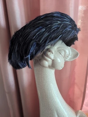 Sombrero Pastillero Pluma Azul De Colección Hecho en Bélgica Por Eurona ¡Tan Fabuloso! Foto 1 de 4