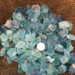 2000 Karat viele kleine grüne Fluorit grob - plus ein GRATIS facettierter Edelstein! - Bild 1 von 6