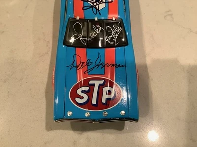PETTY, INMAN, MAURICE & KYLE 1974 AUTOGRAFIADO DODGE STP SALÓN DE LA FAMA FUNDIDO A PRESIÓN Foto 1 de 4