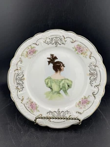 Antiguo plato de té bávaro Z.S & Co. niña verde en vestido - Imagen 1 de 6