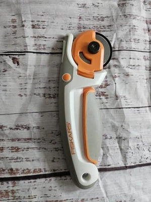Fiskars Rotary Cutter 45mm Fabric Quilting Sewing Tool Orange Gray Handle - Image 1 of 4