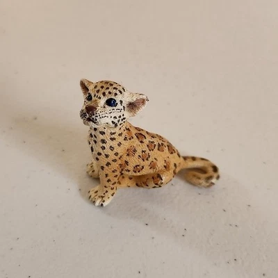 Schleich Cheetah Cub Toy PVC Detailed Figurine sitting D-73508 Retired 1.5" - Imagem 1 de 4
