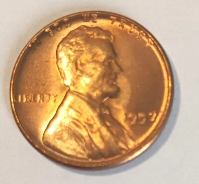 Double Mint Error 1957 BU RED LINCOLN Cent BIE & Filled Date DIE CHIP   LOC A004 - Image 1 of 4