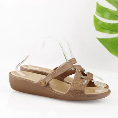 Sandalia Patricia Crocs Disney para mujer talla 10 marrón tostado Mikey Mouse cuña deslizable Foto 1 de 4