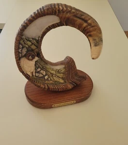LIMITED EDITION CLIFF DWELLER SCHAFHORN Widder SCHNITZEREI VON L DOMONOSKE 591/2500 - Bild 1 von 7