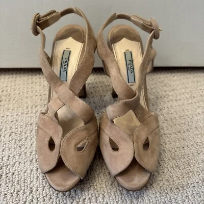 ¡GRAN PRECIO! Sandalias de tacón Prada 37,5 (US 7) beige plataforma gamuza Foto 1 de 4