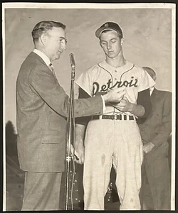 1955 Photo-Detroit Tigers Al Kaline Honored In His Hometown Of Baltimore - Picture 1 of 2