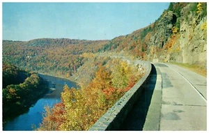 Cartolina Bellissima vista sulle montagne lungo il fiume Delaware - Foto 1 di 2