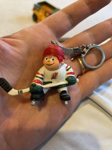NHL HOCKEY New Jersey Devils PLAYER SKATER KEY CHAIN LIL SPORTS BRAT 1986 Cover