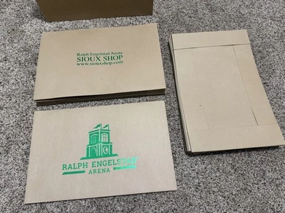 Cajas de camisetas de hockey de la Universidad de Dakota del Norte Foto 1 de 4