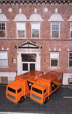 Lote de 2 camiones de caja de cerillas Volvo Allied con puertas traseras de apertura NLFFP 1:64 Foto 1 de 4