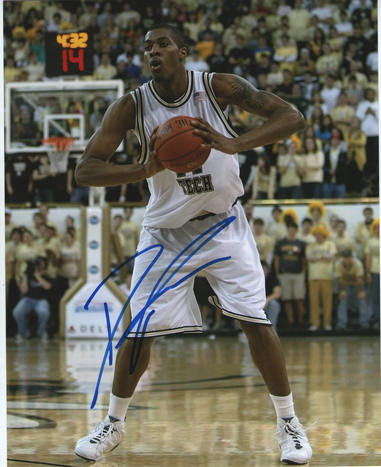Foto firmada de 8x10 Derrick Favors *UTAH JAZZ-GEORGIA TECH* D2 CERTIFICADO DE AUTENTICIDAD GFA Foto 1 de 1