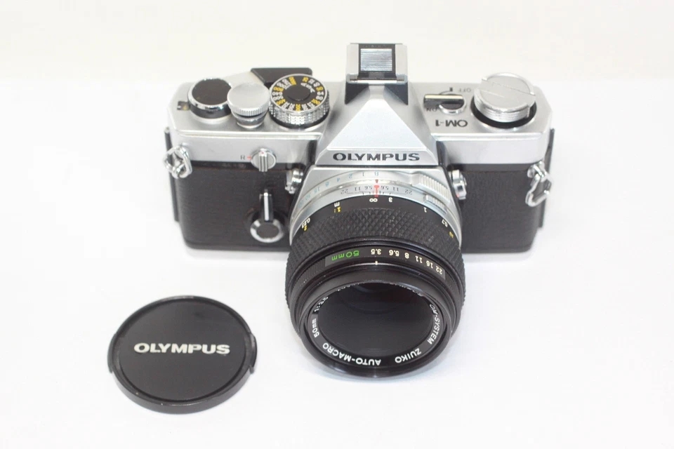 Olympus OM-1 fotocamera reflex pellicola 35 mm + obiettivo Auto-Macro 50 mm F... - Immagine 1 di 4