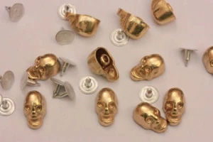 25pz Borchie teschio con rivetto color oro *25pcs SKULL STUDS color gold - Picture 1 of 1