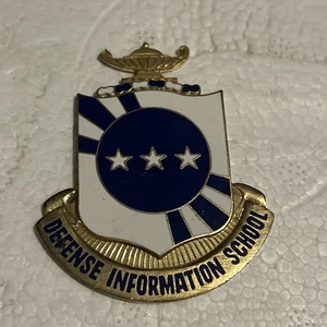 Metal Emblem Defense Information School Department Of Defense - Picture 1 of 2