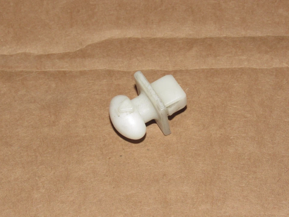 Clipe de retenção para para-choque traseiro 99-05 Mazda Miata fabricante de equipamento original - Imagem 1 de 1