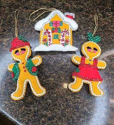 De colección 1960 Bucilla Pan de Jengibre Hombre Mujer Casa 7" Fieltro Lentejuelas Rickrack Colgador Foto 1 de 4