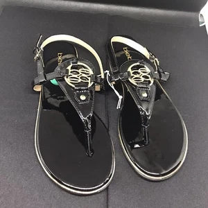 Bebe Janney Damen-Sandale 7,5 W – schwarz goldfarbenes Logo-Obermaterial Fersenriemen flache Sandalen. - Bild 1 von 8