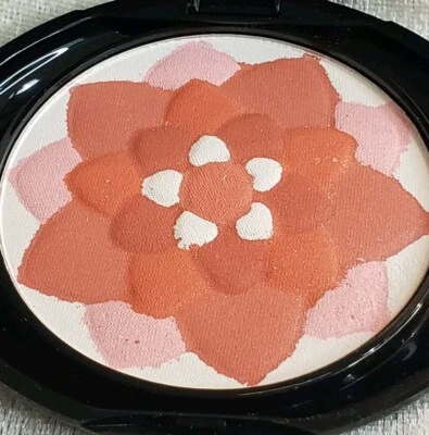 SIGNATURE CLUB A FRESH CUT FLOWERS Blush multi-colored powder .28 oz / 8 g Rare - Image 1 of 4