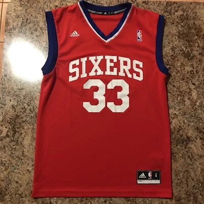 Camiseta Adidas Philadelphia 76ers Andrew Bynum #33 roja para hombre pequeña Sixers NBA 2012 Foto 1 de 4