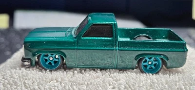 HOT WHEELS PERSONALIZADO 83 CHEVY SILVERADO EN VERDE CON RUEDA AQUA/REAL RIDERS Foto 1 de 4