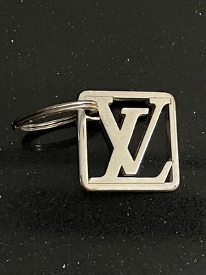 Chaveiro de metal prata Louis Vuitton - Imagem 1 de 3