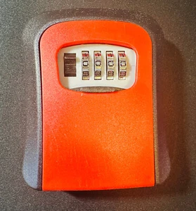 Caja de llaves combinadas montada en la pared con cerradura, caja fuerte combinada, llave interior exterior - Imagen 1 de 2