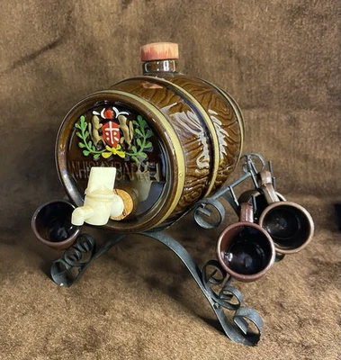 Винтажная керамическая бочка для виски с металлической подставкой и 6 чашками - Изображение 1 из 4