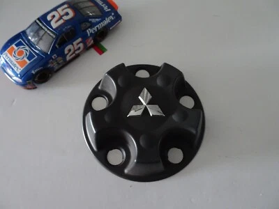 Tapa central de rueda Mitsubishi Raider 16" negra OEM 2006-10 5 OREJETAS # 0YW91TRMAA Foto 1 de 2