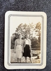 FOTO VINTAGE ENCONTRADA Dos mujeres en vestidos posando para un retrato - Imagen 1 de 3